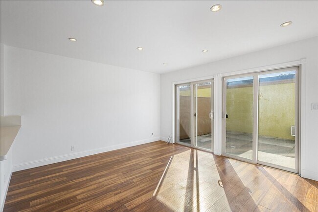 Building Photo - 3031 Flora Vista