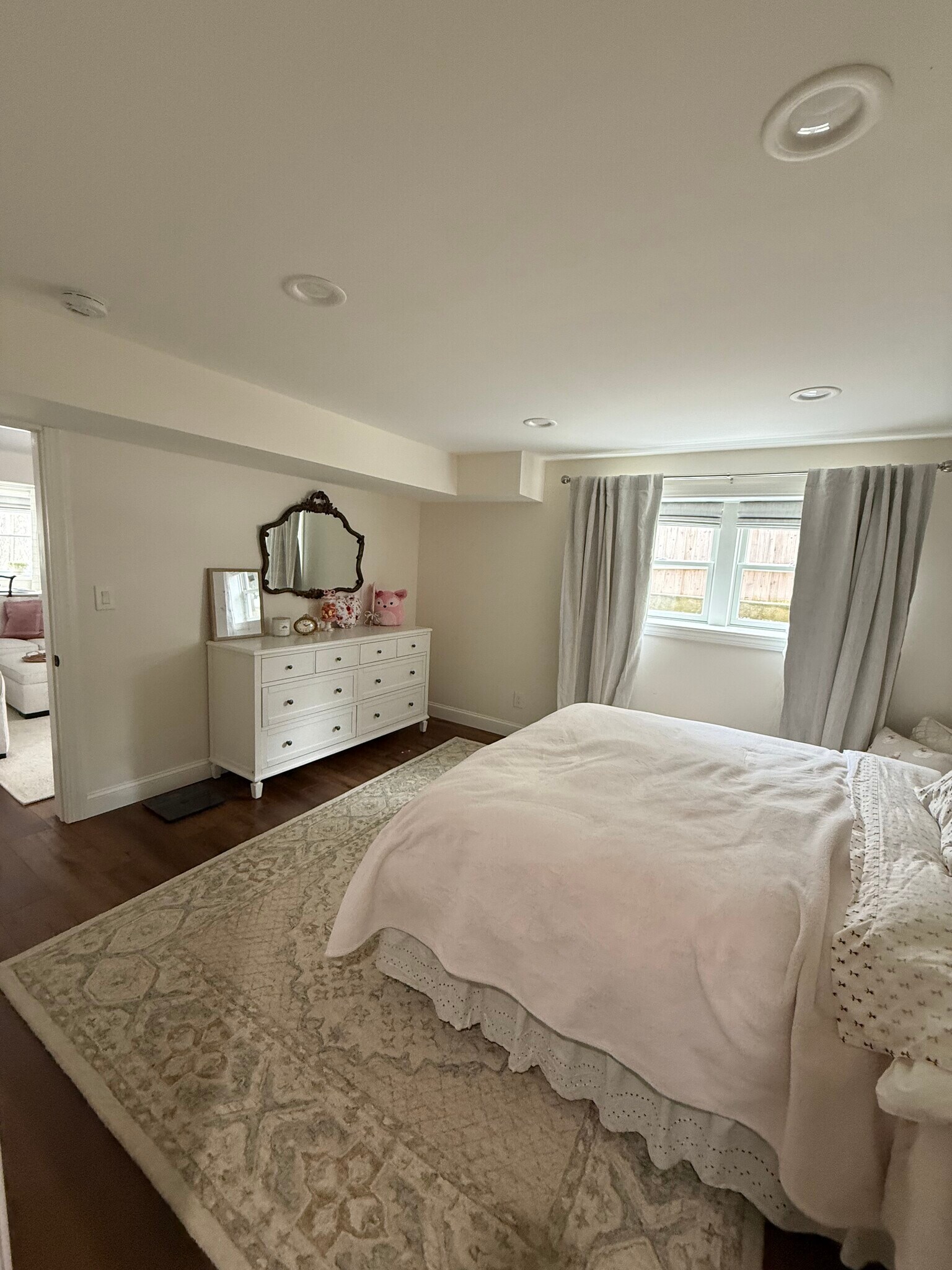 Beautiful room in bedroom - 5 Crescent Dr