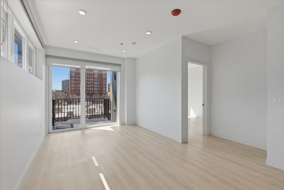 Building Photo - 948 W Sunnyside Ave