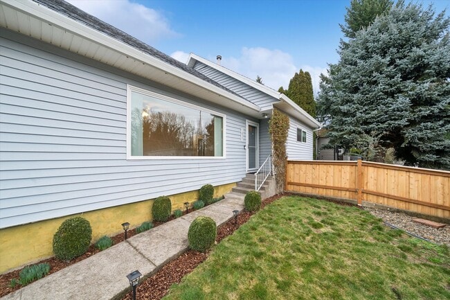 Building Photo - Beautiful Hillsdale 4 BR, 2 BA home