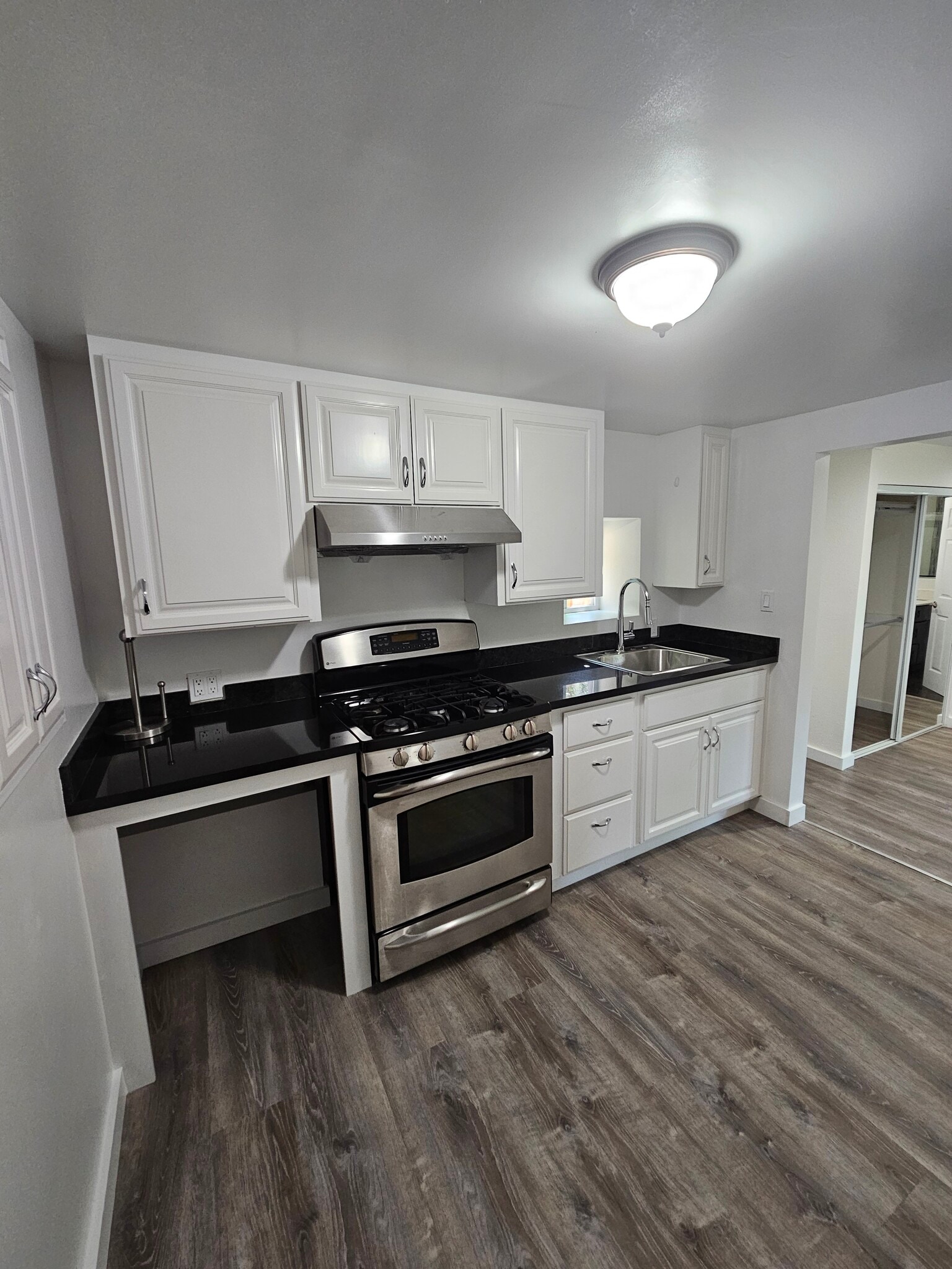 Building Photo - 9411 Castlewood St