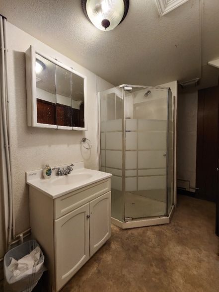 Building Photo - 1706 E 5th St