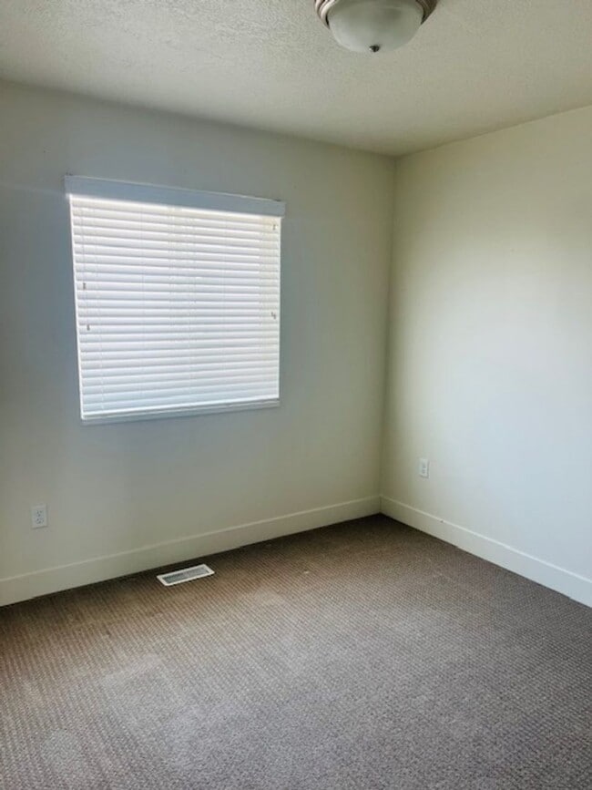 Building Photo - Beautiful townhome with garage and central...