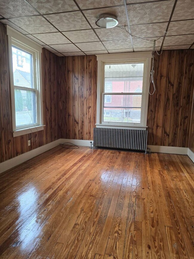 Building Photo - 4 Bedroom