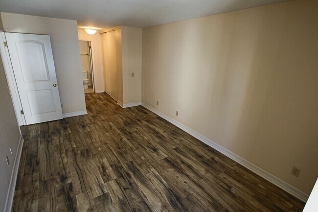 Building Photo - Best Priced 2 Bedroom Condo in the Heart o...