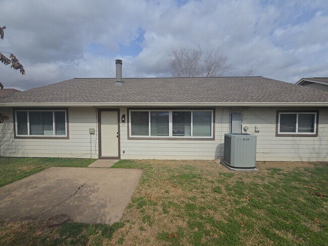 Building Photo - 19415 Southaven Dr