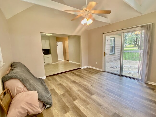 Building Photo - SPACIOUS 4 BED/2 BATH HOUSE-Luxury Vinyl F...