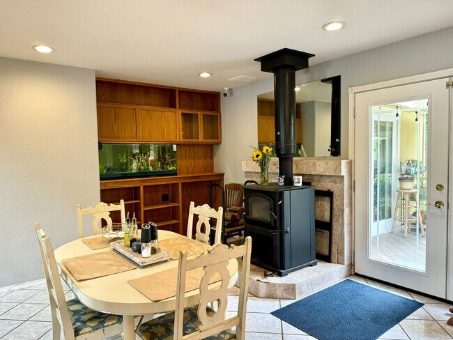 Building Photo - Lovely one level home in Northwest Santa R...