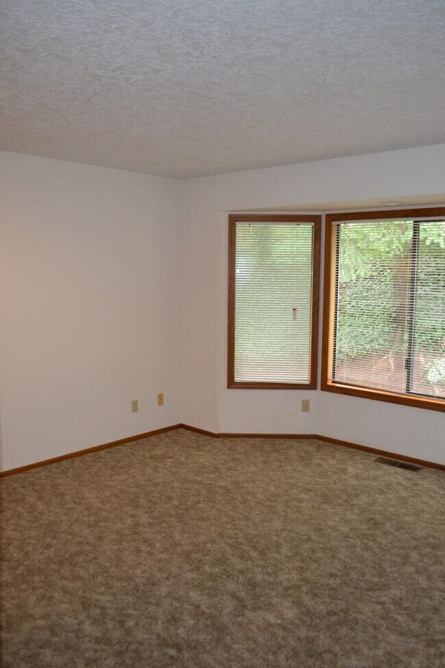 Building Photo - BEAUTIFUL 3 BEDROOM 3 BATH HOUSE LOCATED IN SOUTH SALEM