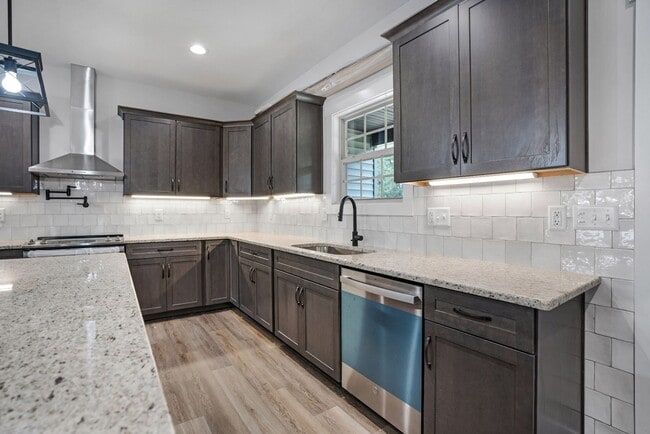 Building Photo - 3 Bedroom Home For Rent Near Dover Road!