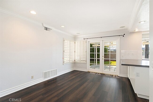 Building Photo - 24332 Kings View