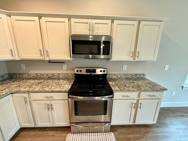 Building Photo - Modern 3 Bed/3 Bath End Unit Townhome - Close to Everything - GREAT PRICE!