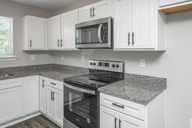 Building Photo - 700 Woodland Cir