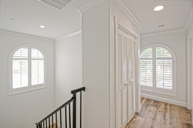 Building Photo - Beautifully Remodeled, Detached Front Town...