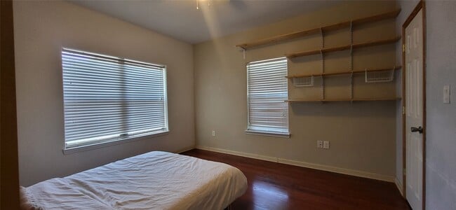 Building Photo - 9734 La Vista Dr