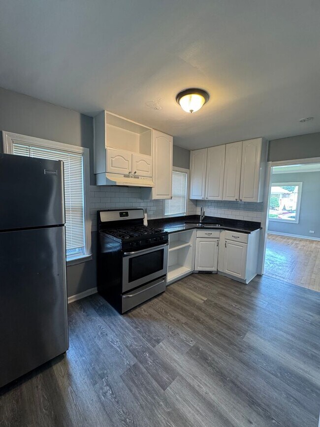 Building Photo - 2 Bedroom 1 Bathroom house in Calumet Park...