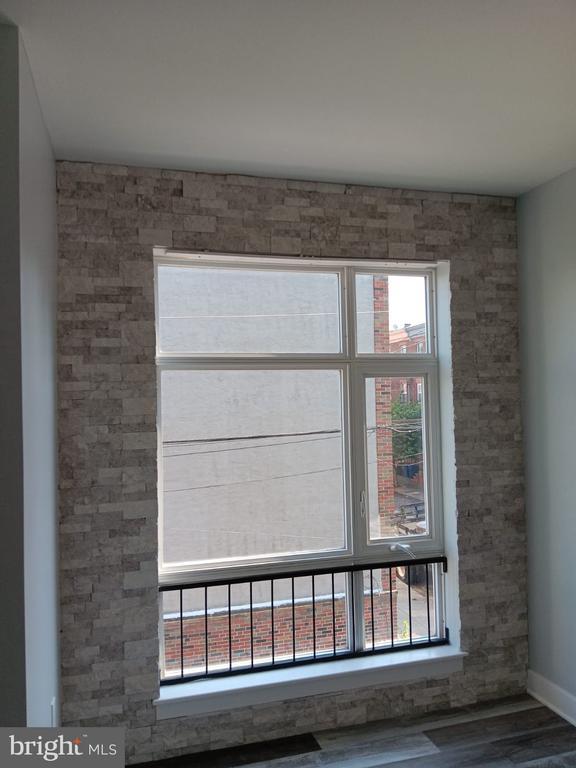 Building Photo - 1328 S 6th St