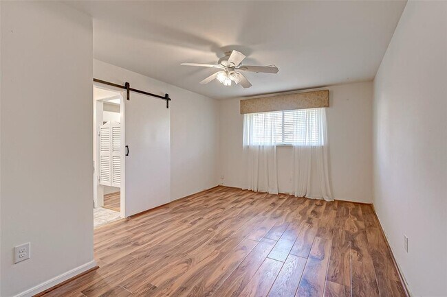 Building Photo - 11707 N Willow Cir