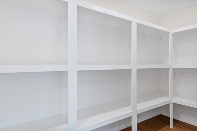 Building Photo - Unique 2 Bedroom, 1 Bath Stand-Alone House with Bonus Room