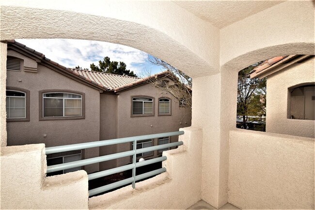 Building Photo - Stunning 1 Bed 1 Bath Condo On 2nd Floor at Opulence!