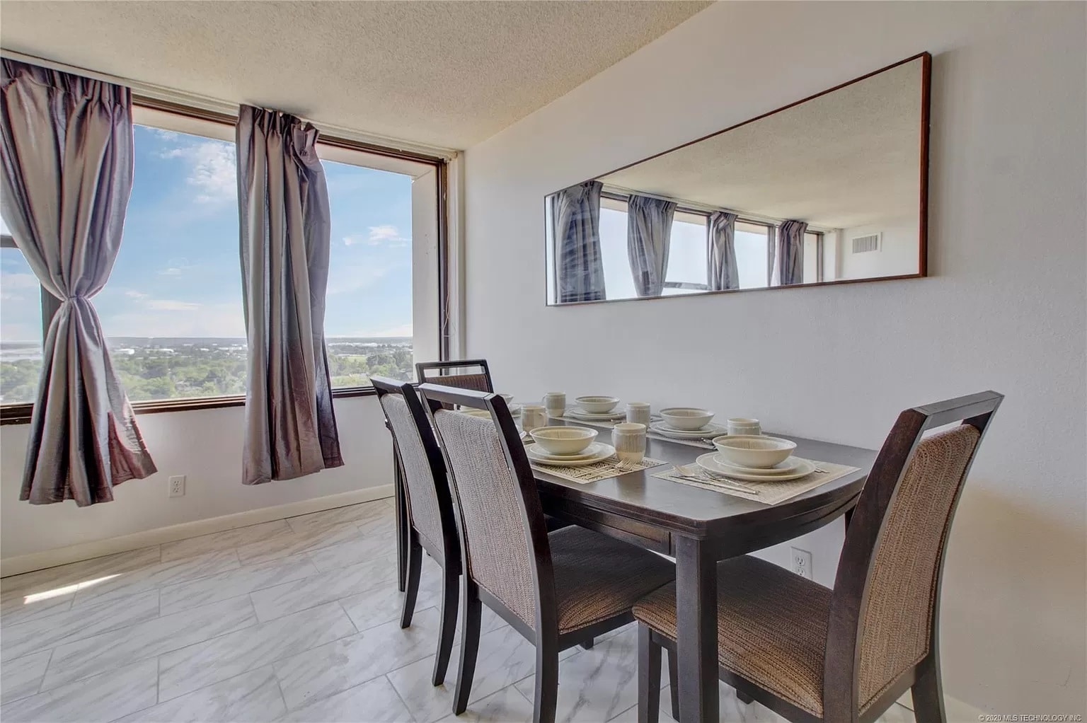 Building Photo - 410 W 7th St #1521