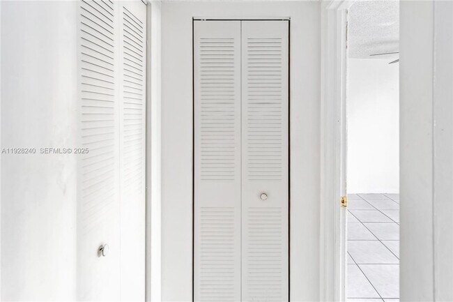 Building Photo - 10000 NW 80th Ct