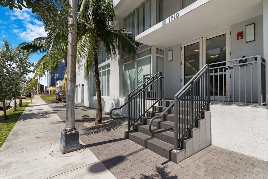 Building Photo - 1710 SW 27th Ave