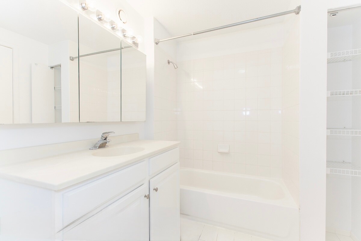 Building Photo - 545 N Dearborn St