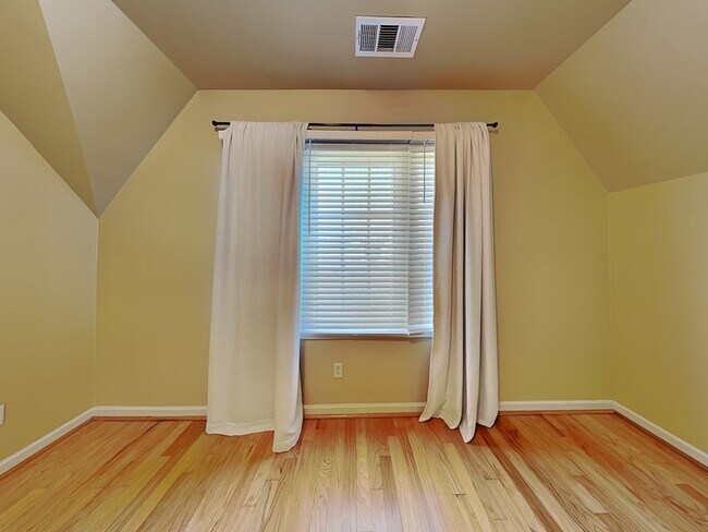 Building Photo - 1036 Portobello Rd