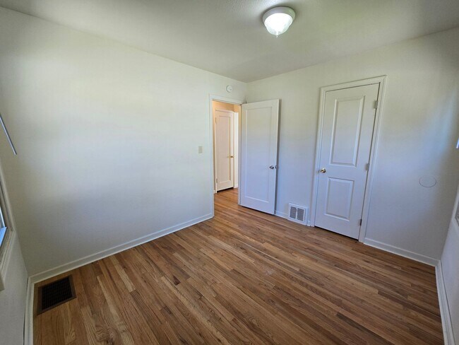 Building Photo - Beautiful North Side Home! Available Now!
