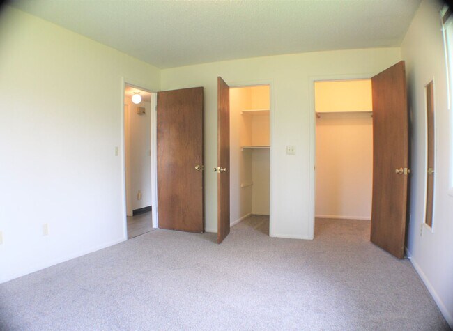 Building Photo - Spacious and charming conveniently located...
