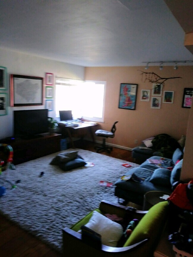 living rm - 2451 Ivy Dr