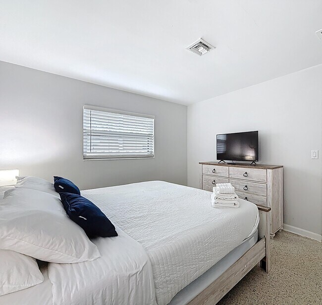 Building Photo - 2840 NE 16th Ct