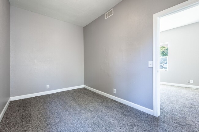 Building Photo - Bright and Inviting 2 Bed/2 Bath House!