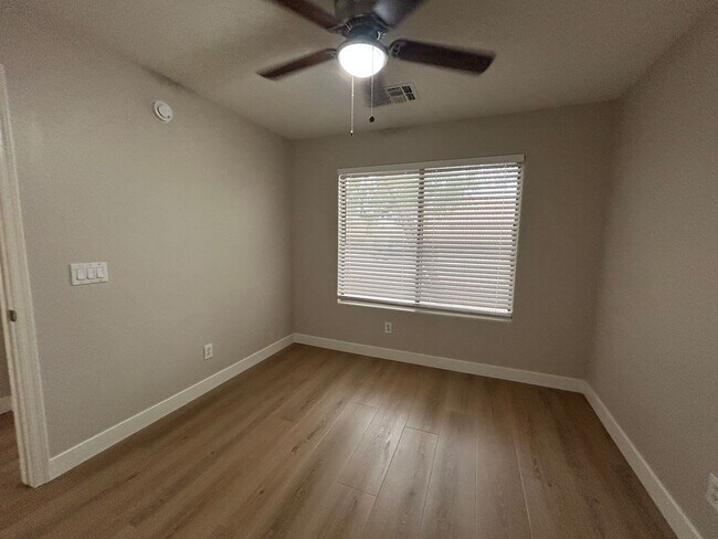 Building Photo - 434 E Chicory Pl