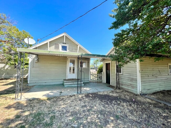 Building Photo - 2 Bedroom 1 Bathroom Home with Acreage in ...
