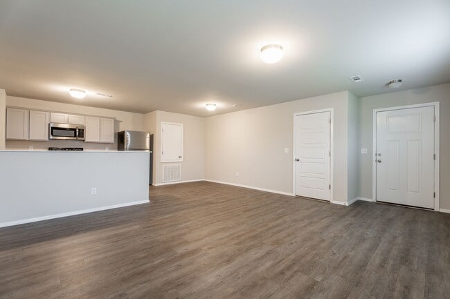 Building Photo - 3-bedroom 2 bath Duplex in Lincoln!! Newly Fenced Yard!