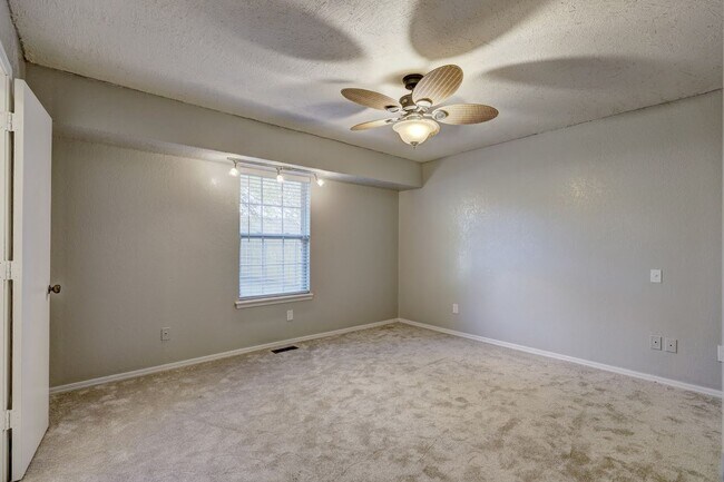 Building Photo - 3 Bed 2 Bath in OKC!