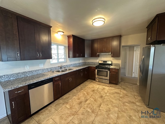 Building Photo - Homes Management - 2 Bed, 2 Bath Triplex i...