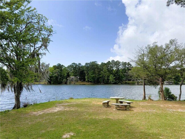 Building Photo - 207 Riverbend Dr