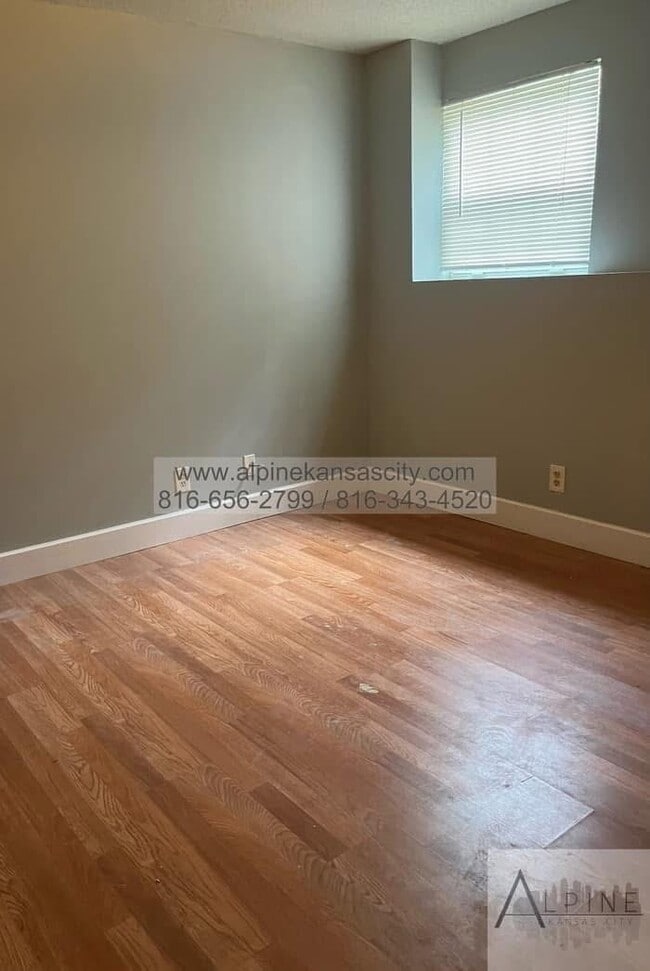 Building Photo - Spacious Duplex off Truman Rd