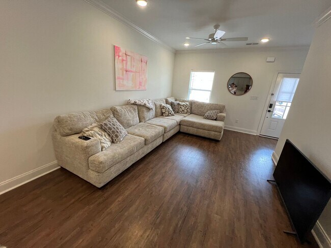Building Photo - 662 Cottage Grv Cir