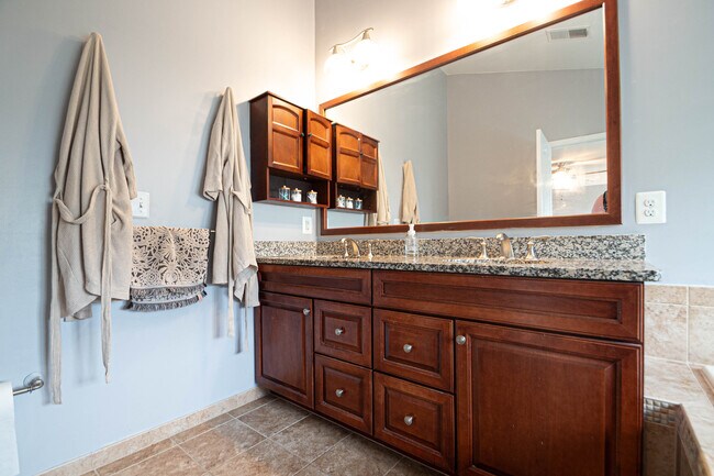 Building Photo - 15446 Painters Cove Way