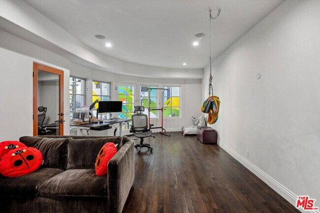 Building Photo - 443 21st St