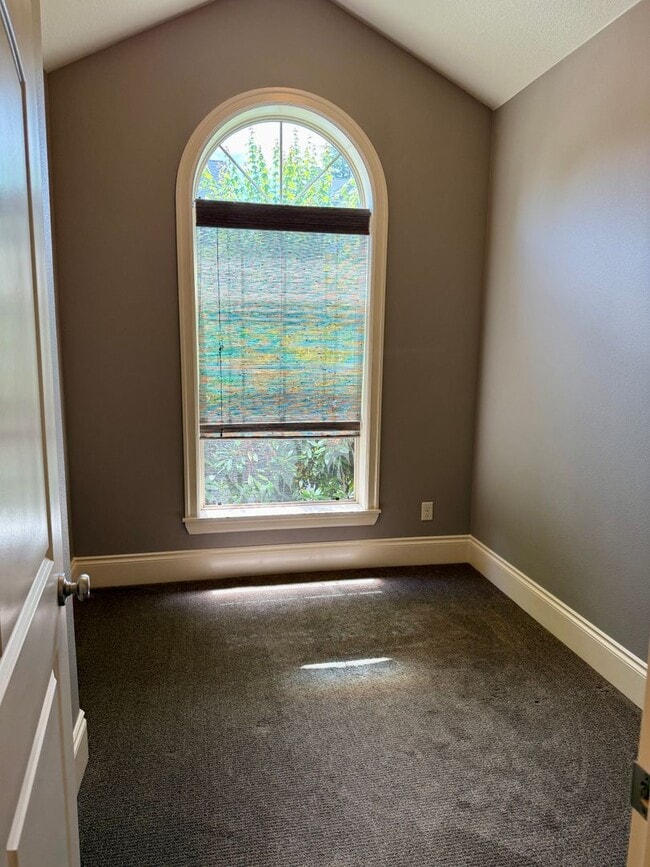 Building Photo - Custom Built Home-Bethany Village Delight