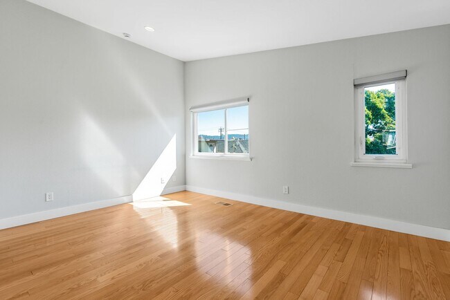 Building Photo - Modern 2BD/2BA Townhome w/ Private Yard, Garage & Smart Features — Near Downtown Oakland
