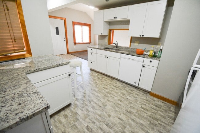 Building Photo - Rent Special!  2 Bed, 1 Bath Home Near Mayo Clinic