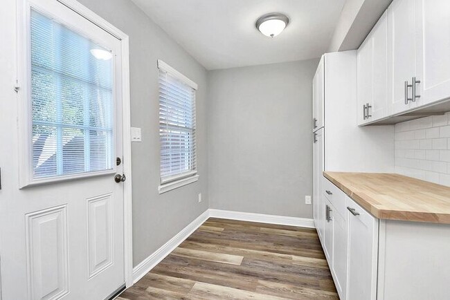 Building Photo - END UNIT 3BD/2.5BA Townhome in Lexington Commons