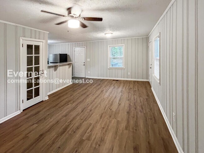 Building Photo - 1 Bed, 1 Bath Home with Off-Street Parking / Pet-Friendly / Coming Soon!