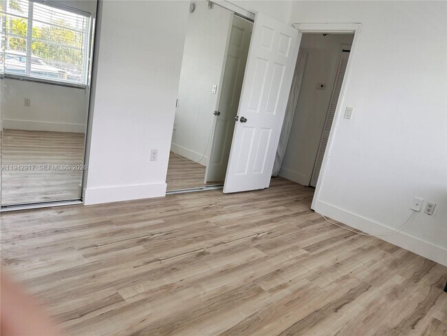 Building Photo - 7207 Bay Dr